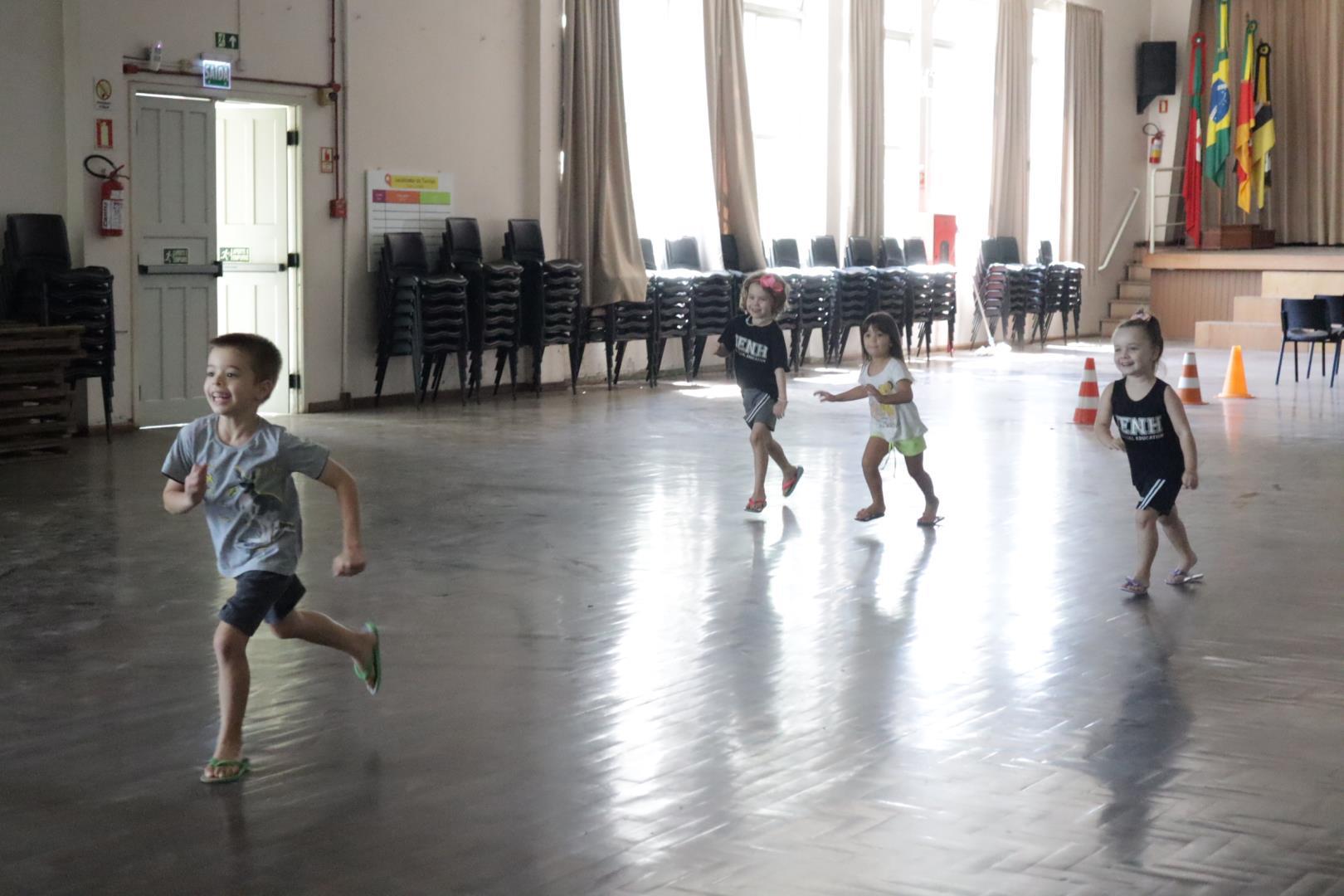  Circuito de obstáculos é organizado pelas professoras no Projeto de Férias IENH