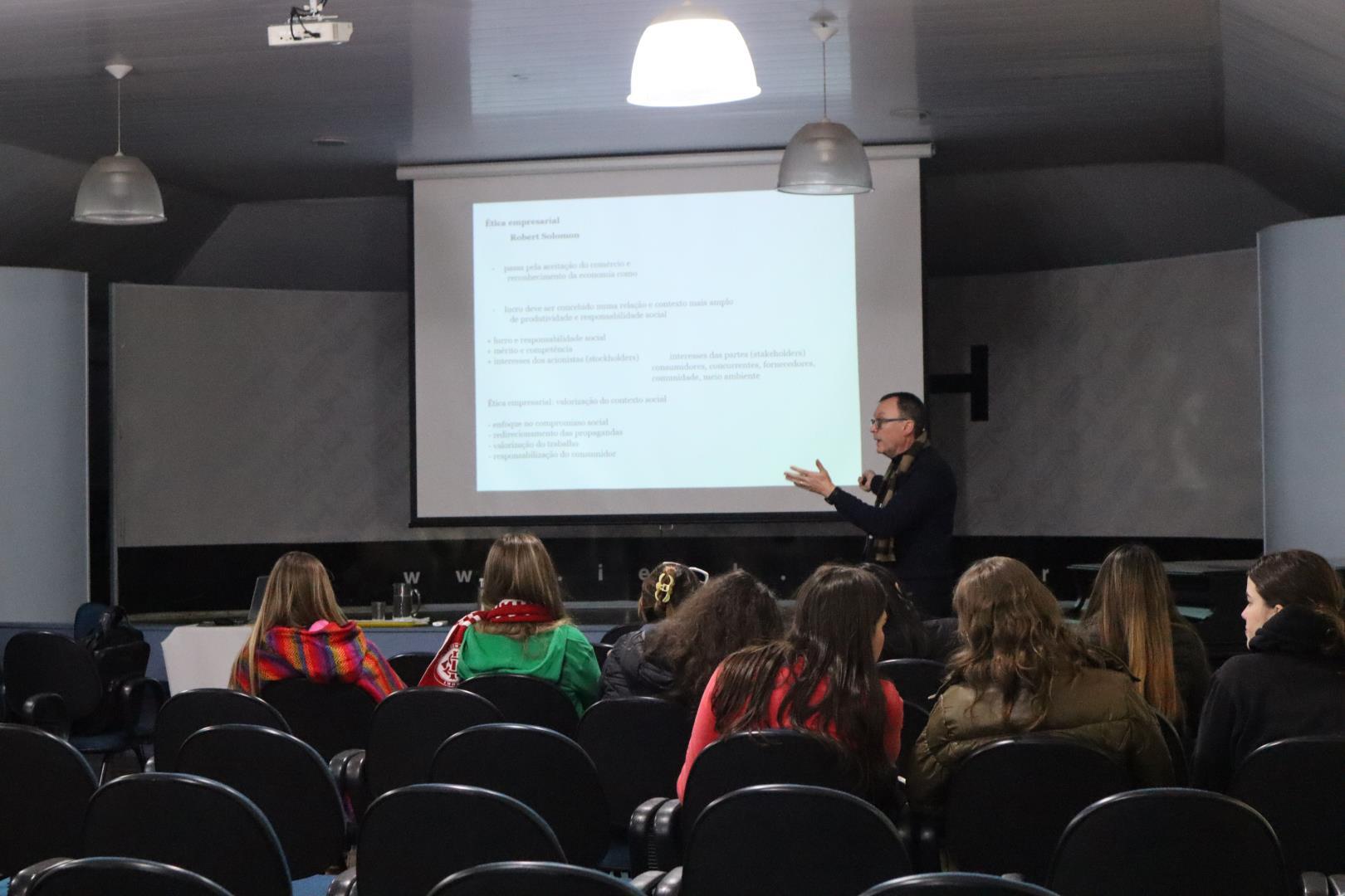 3ªs séries da Unidade Fundação Evangélica participam de palestra relacionada ao Enem