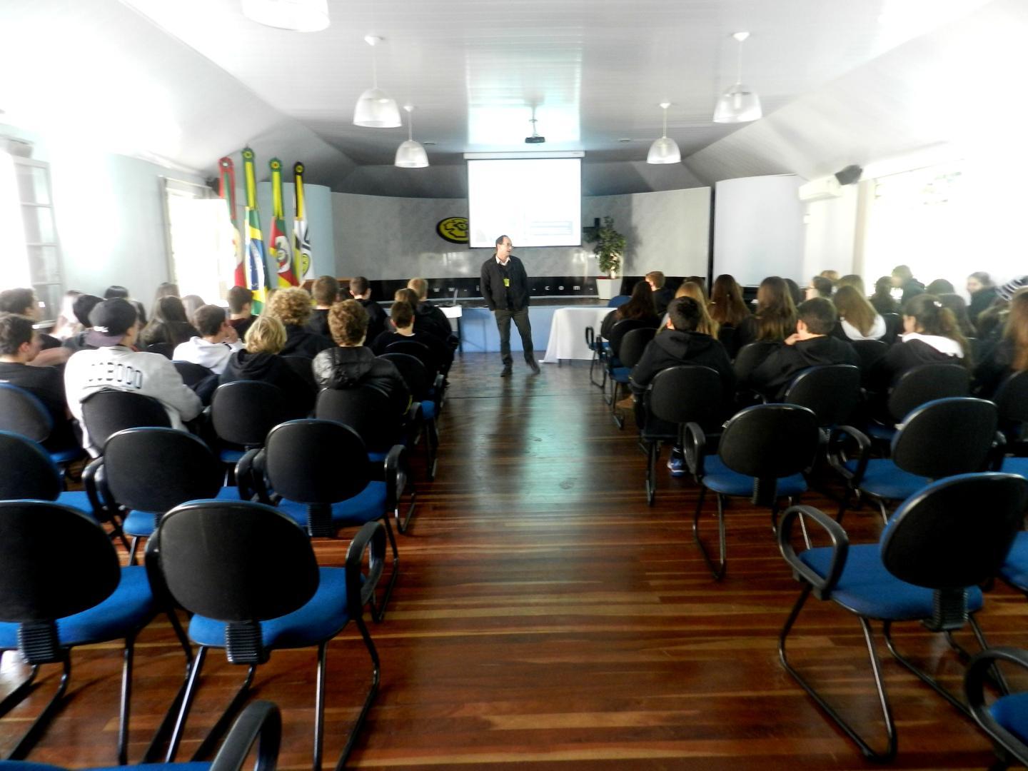 9ºs anos participam de palestra sobre projetos de vida e qualificação para o mercado de trabalho