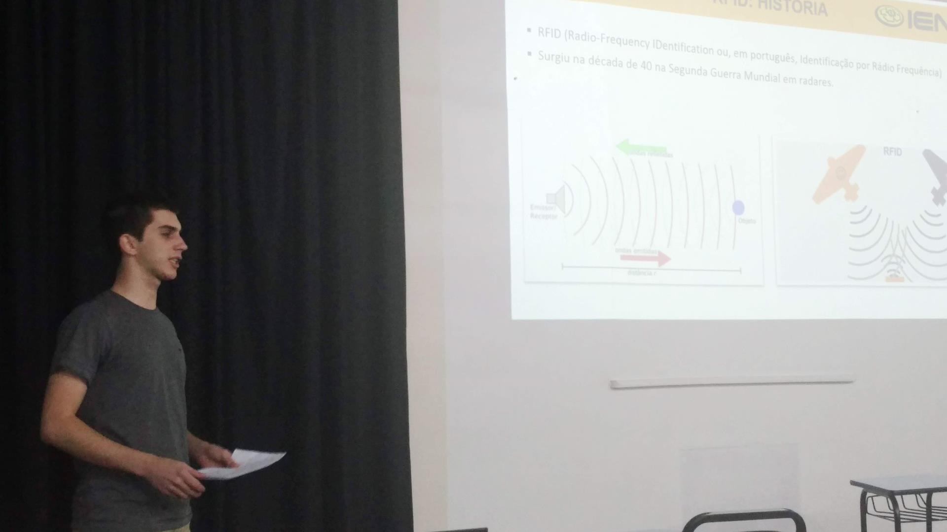 Acadêmicos da disciplina de Introdução a Redes de Computadores apresentam artigos