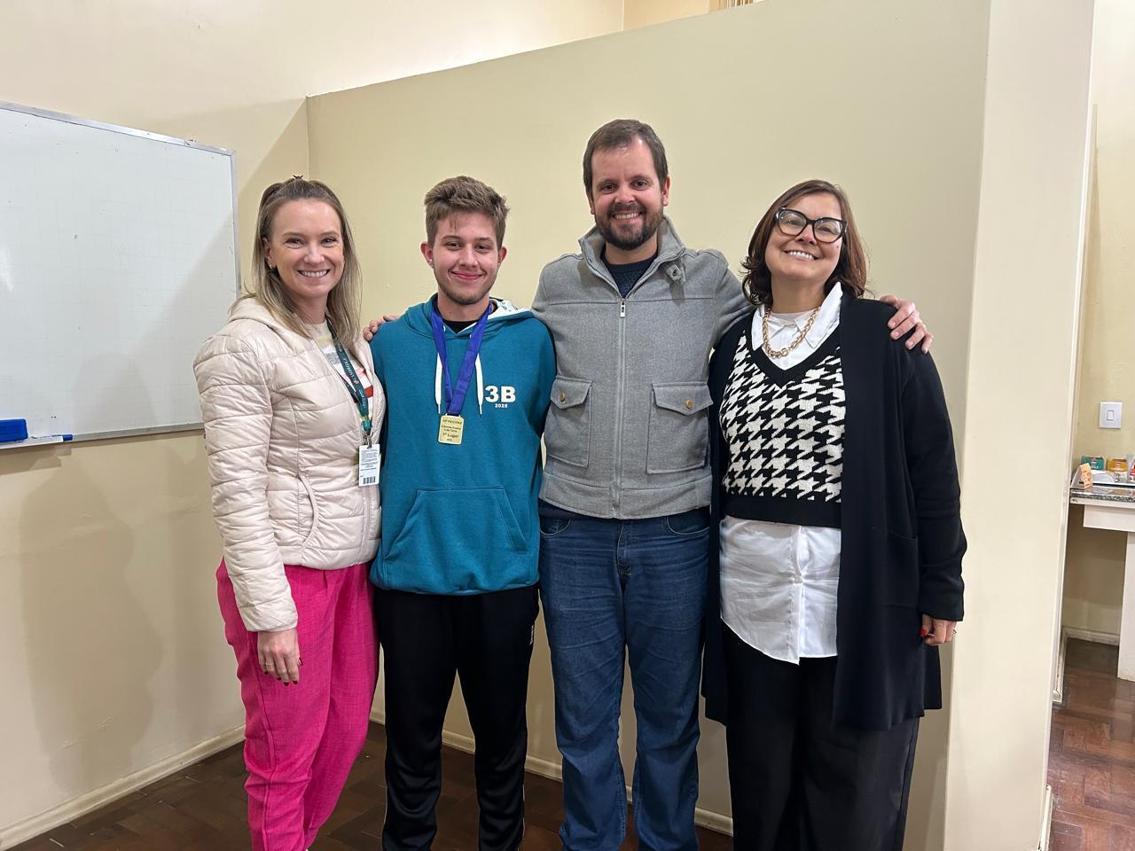 Aluno da IENH conquista premiação na área de Ciências Exatas na Feira Feicipaz