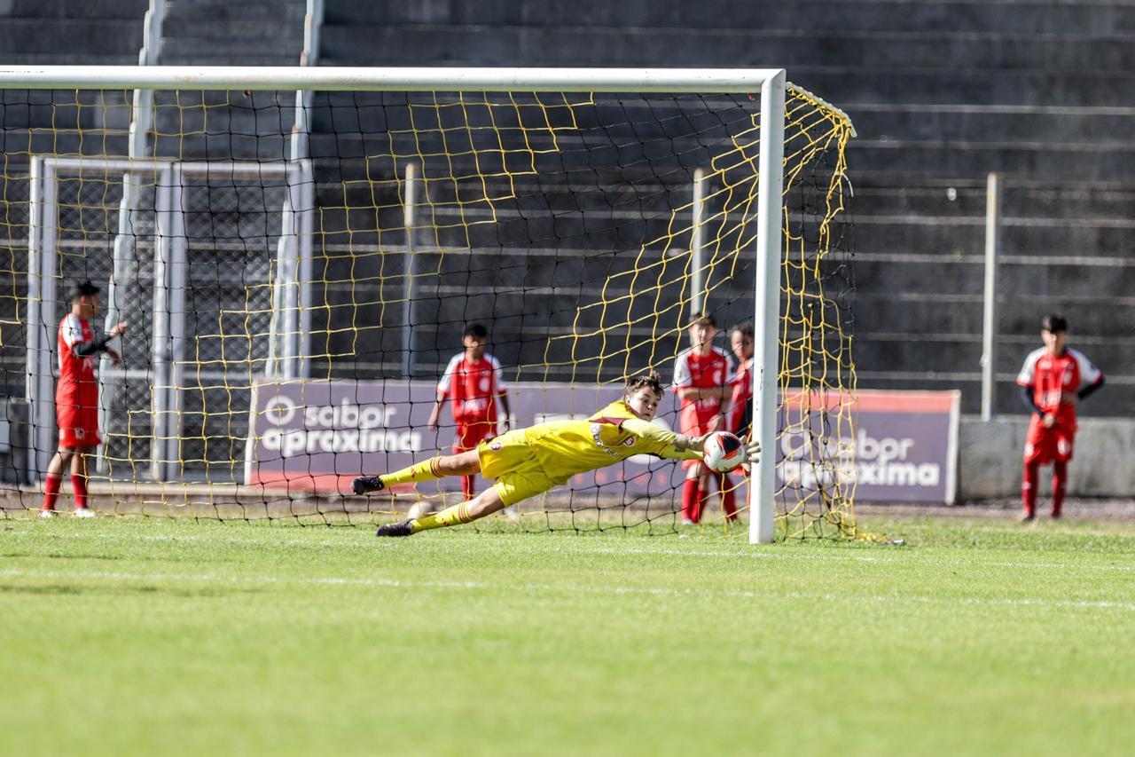Aluno da IENH se destaca em conquista do Internacional na New Cup de Futebol de Base