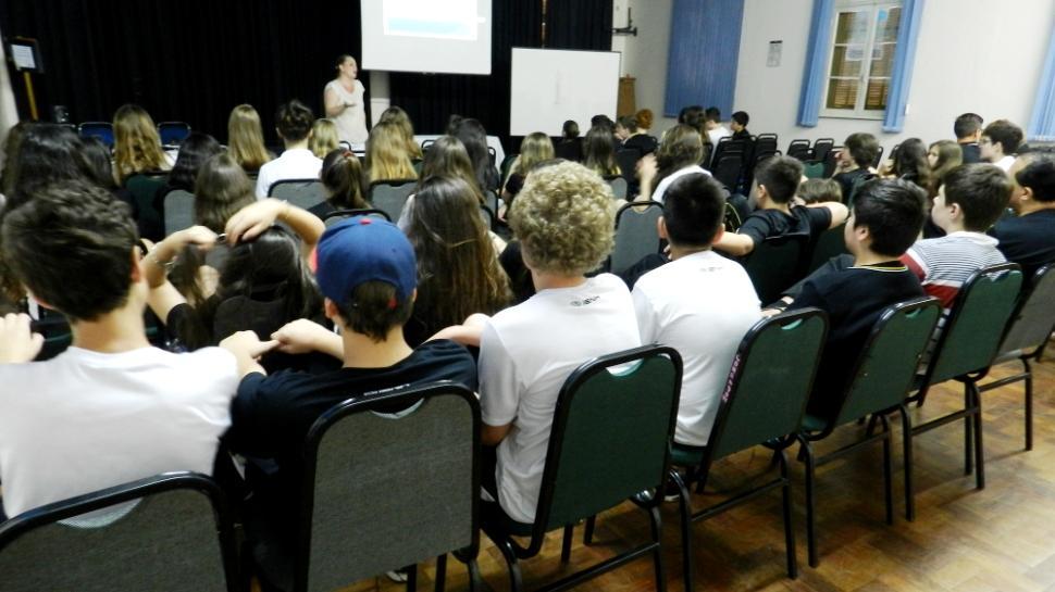 Alunos aprendem sobre os cuidados com as redes sociais