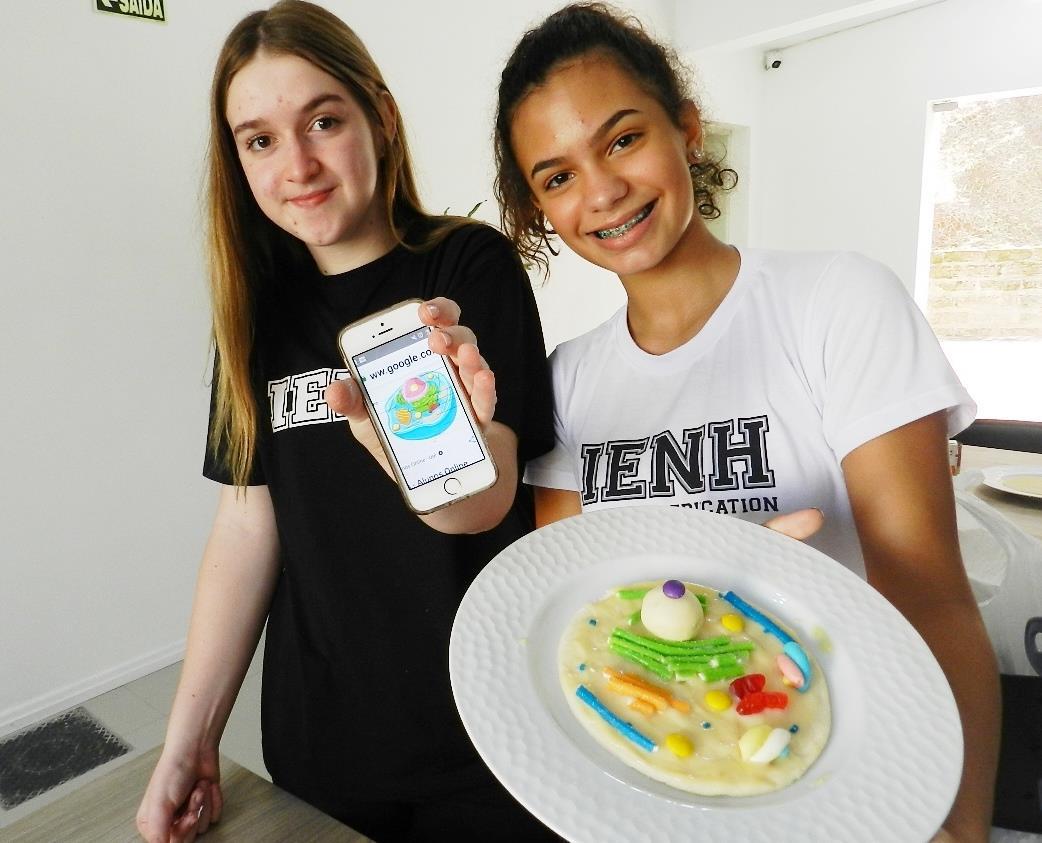 Alunos bilíngues preparam pizzas inspiradas em células vegetais e animais no Espaço Maker