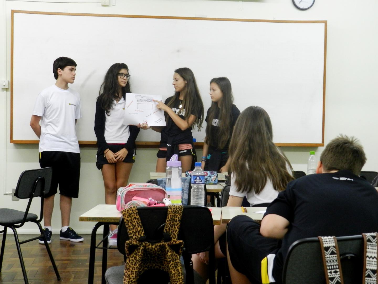 Alunos conversam sobre liderança em sala de aula