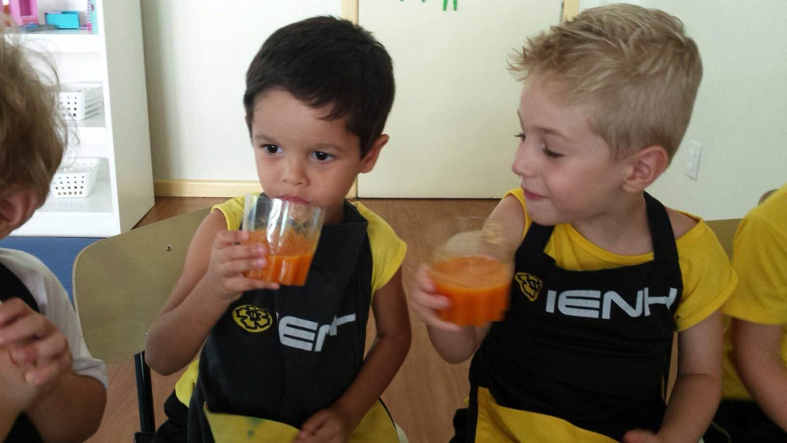 Alunos da Educação Infantil Bilíngue preparam "Crazy Juice"