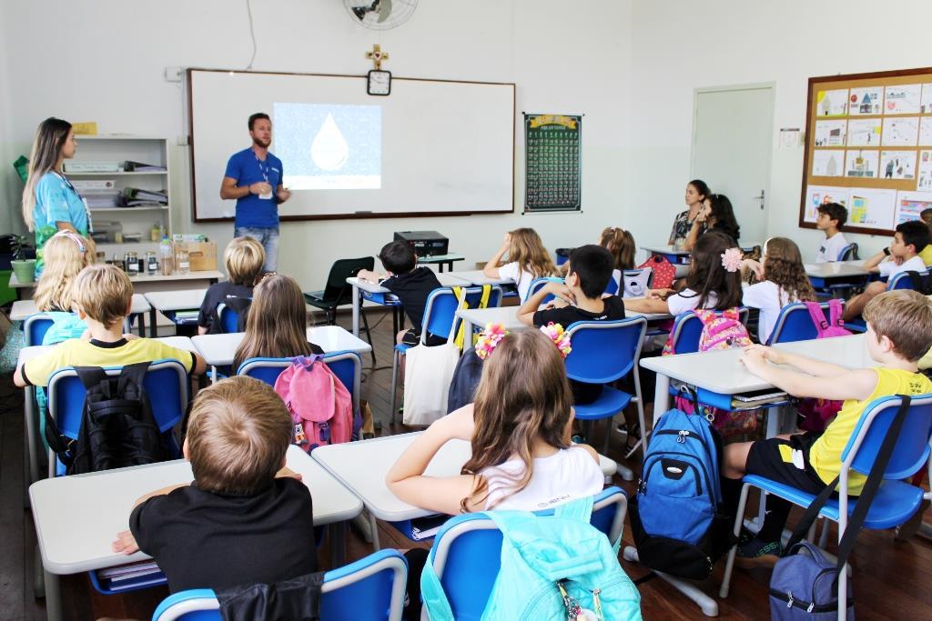 Alunos da IENH participam de palestra sobre o tratamento da água com colaboradores da COMUSA