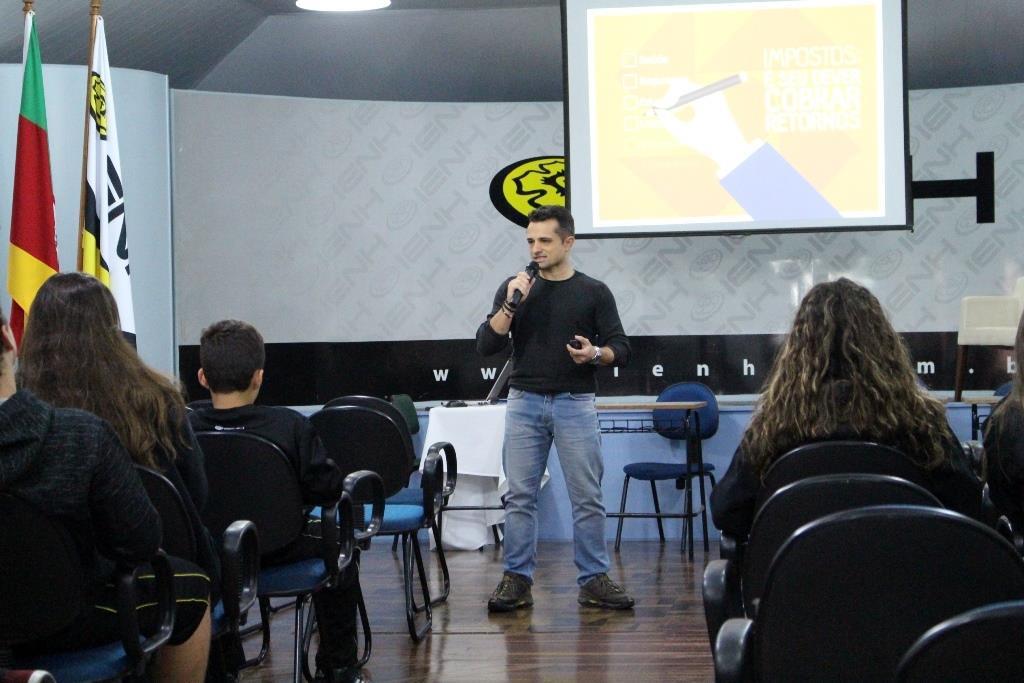 Alunos da IENH participam de palestras sobre conscientização tributária da ACI