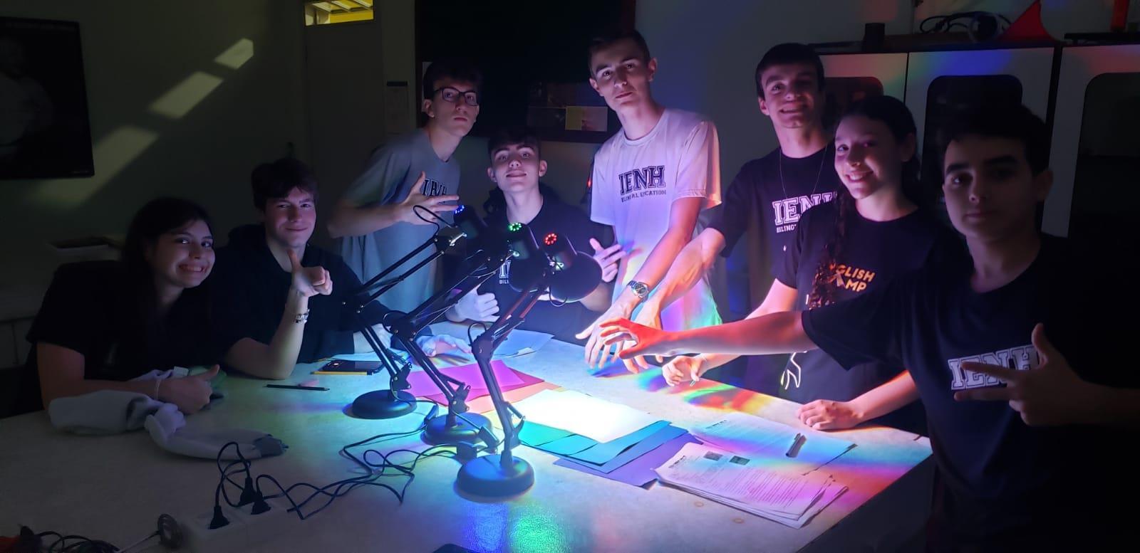 Alunos da IENH realizam experimento de filtro de cores em sala de aula