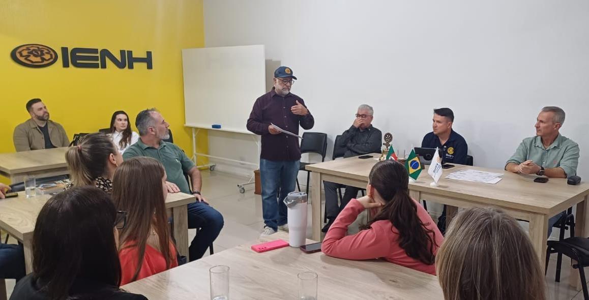 Alunos da IENH recebem certificado de Destaque Ambiental em reunião do Rotary Club