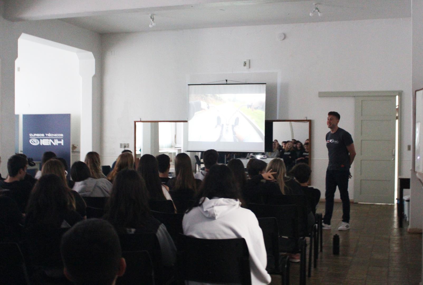 Alunos da IENH são apresentados a proposta de intercâmbio para a Nova Zelândia e Austrália