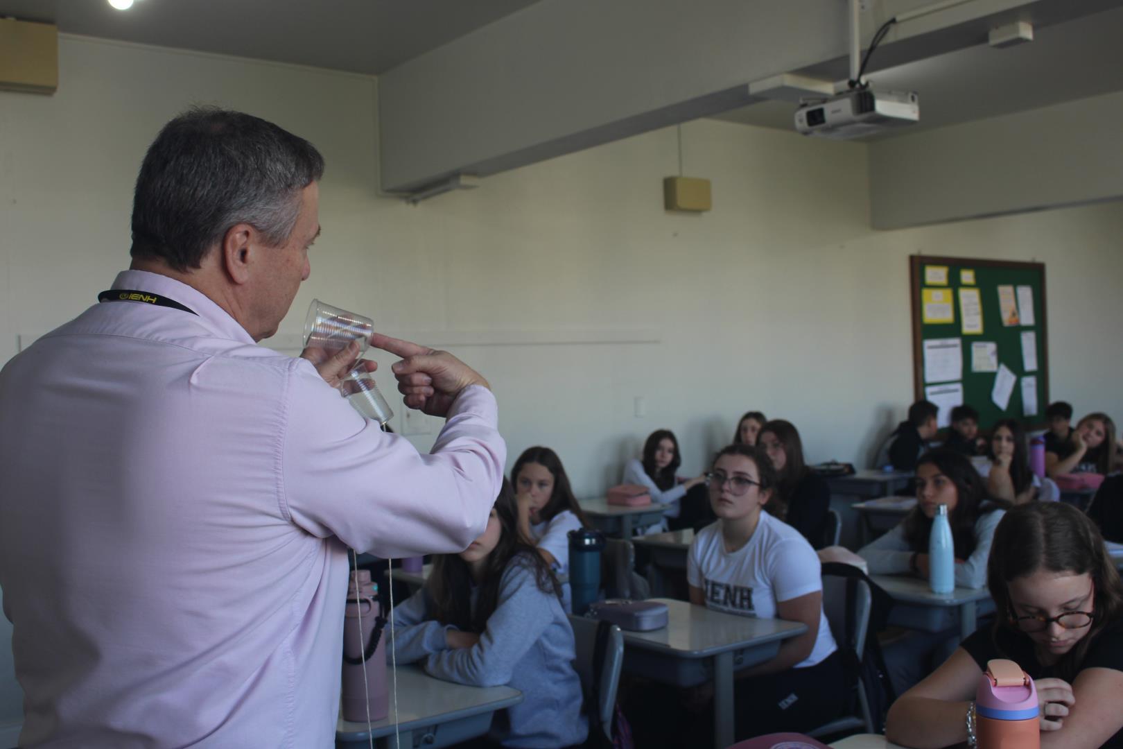 Alunos da Unidade Fundação Evangélica exploram redes de computadores na prática