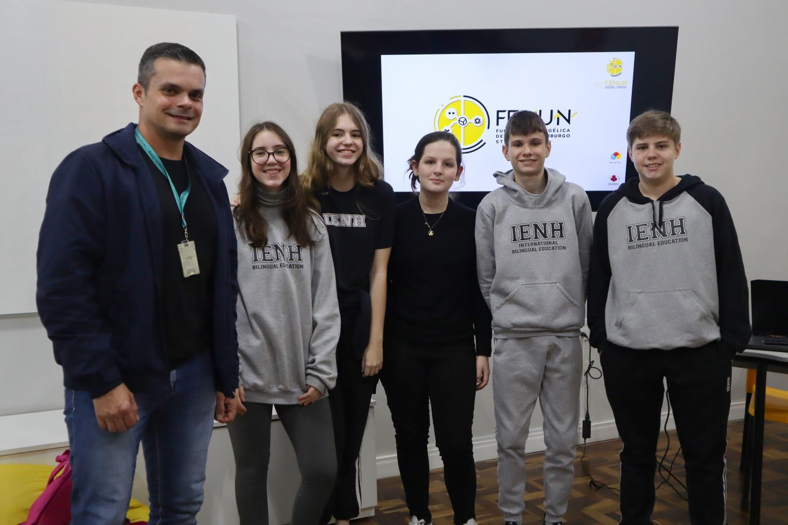 Alunos da Unidade Fundação Evangélica iniciam o FEMUN - grupo de simulações da ONU