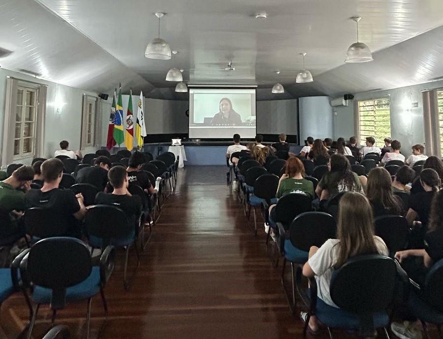 Alunos da Unidade Fundação Evangélica participam de bate-papo sobre pesquisa científica