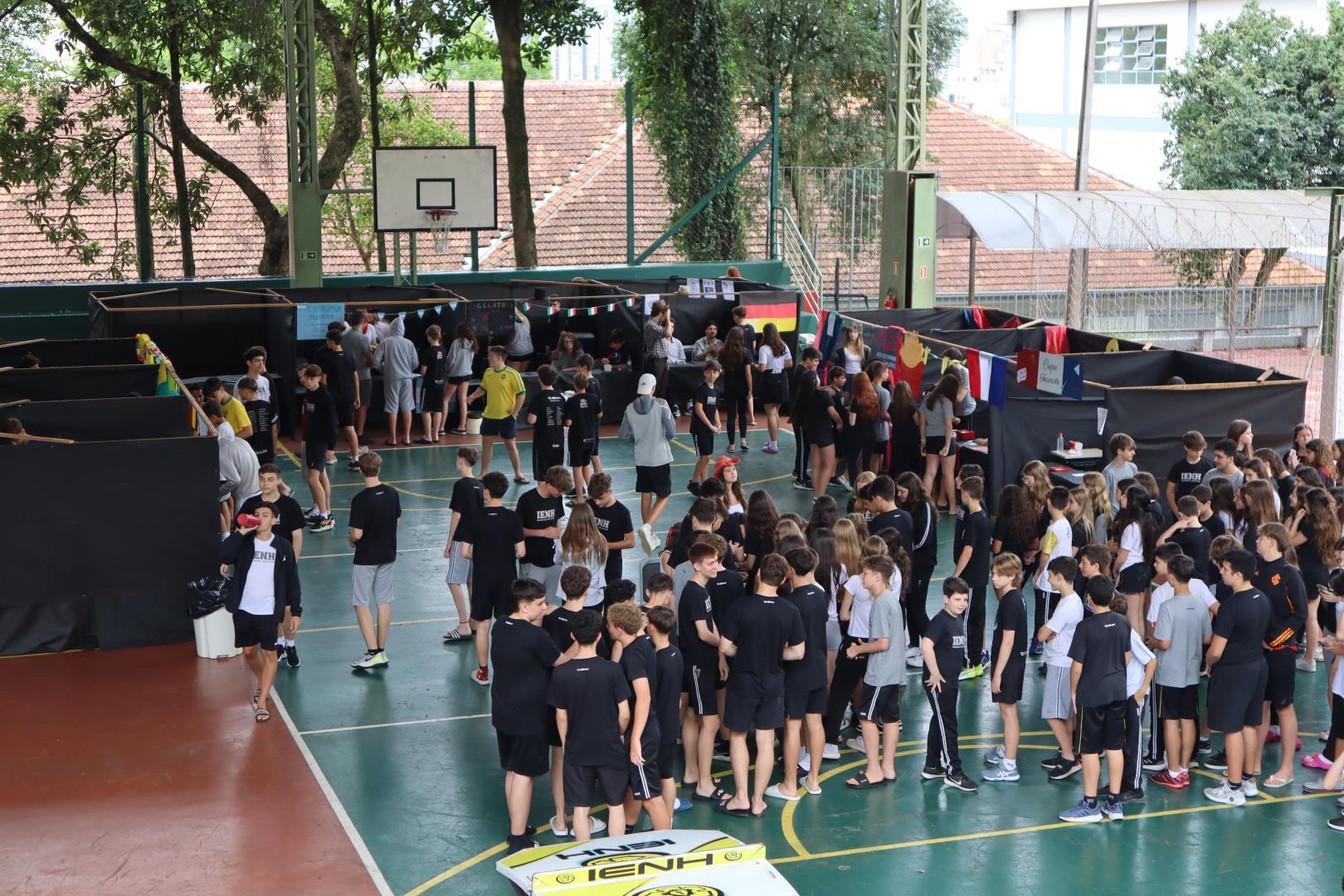 Alunos da Unidade Fundação Evangélica realizam Feira dos Países