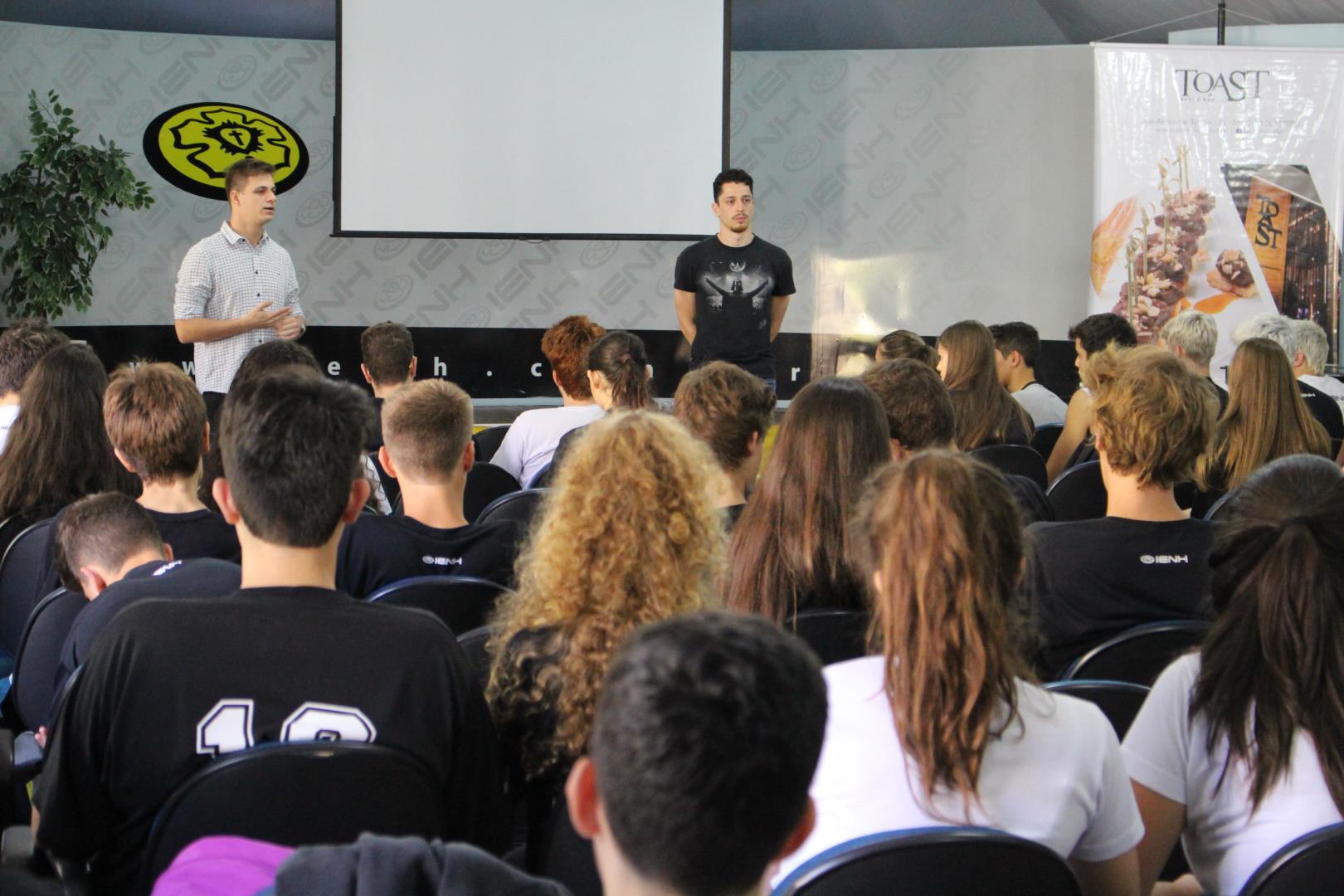 Alunos do Ensino Médio participam de palestra com psicólogos