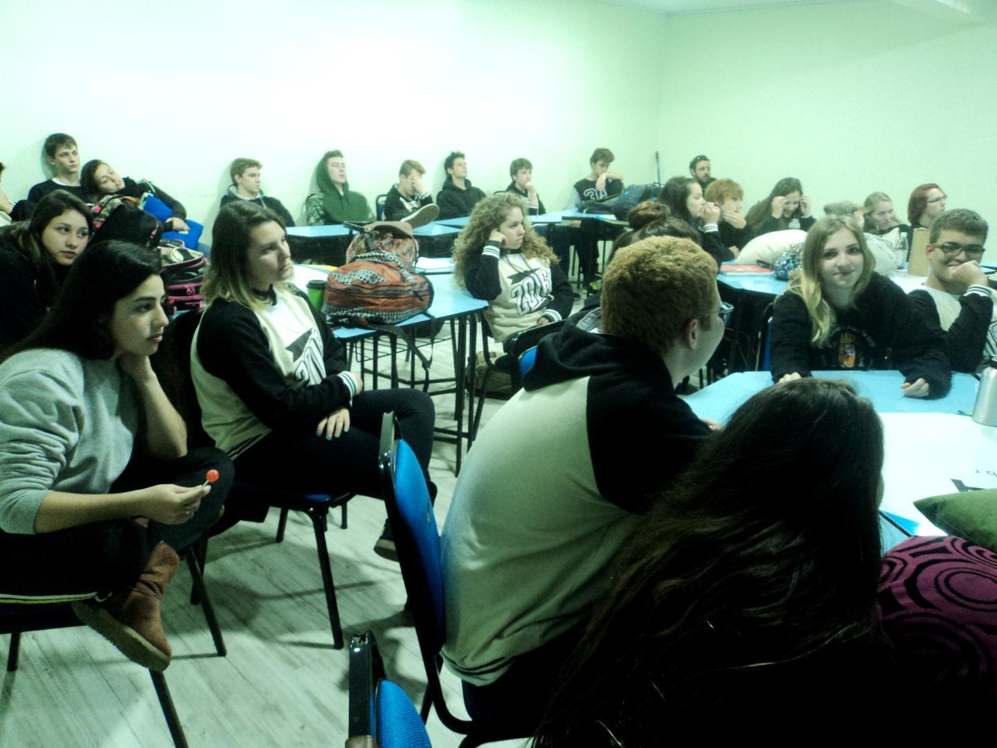 Alunos do Ensino Médio participam de palestra sobre Amores e Sexualidade na Juventude 