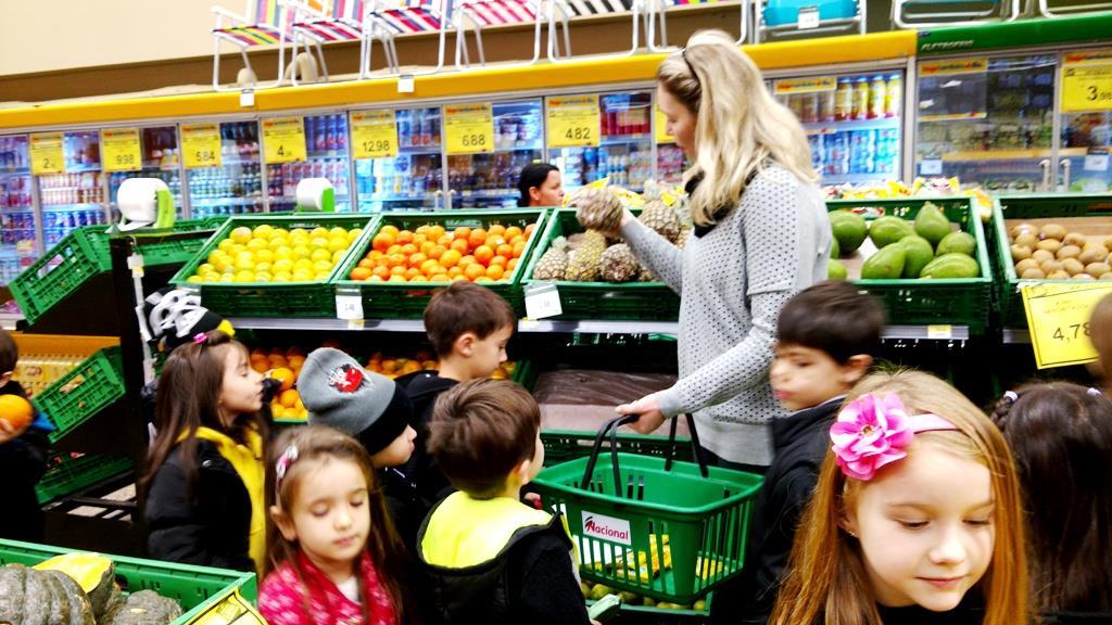 Alunos do Espaço Brincar e Criar aprendem sobre preços e pesos em visita ao supermercado