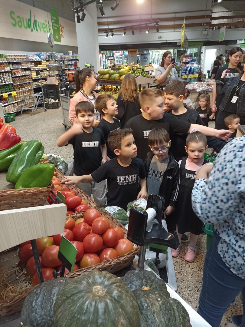 Alunos do Espaço Brincar e Criar da Unidade Pindorama visita mercado