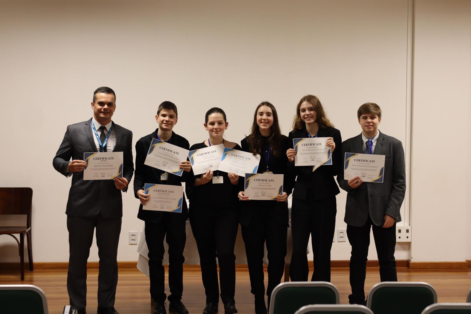 Alunos do grupo FEMUN representam a IENH no IMUN 2025 
