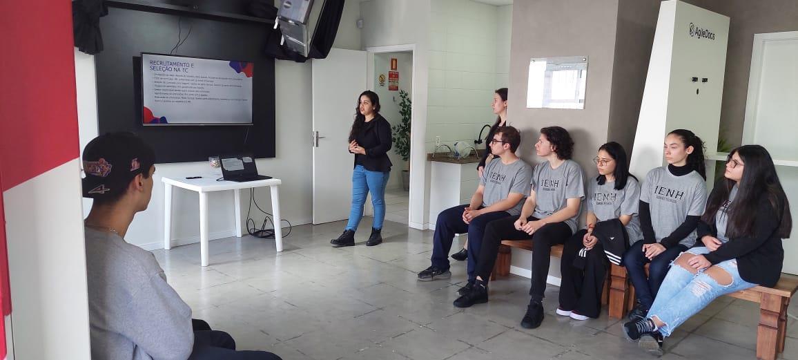 Alunos do Técnico em Informática da IENH realizam Visita Técnica à Testing Company