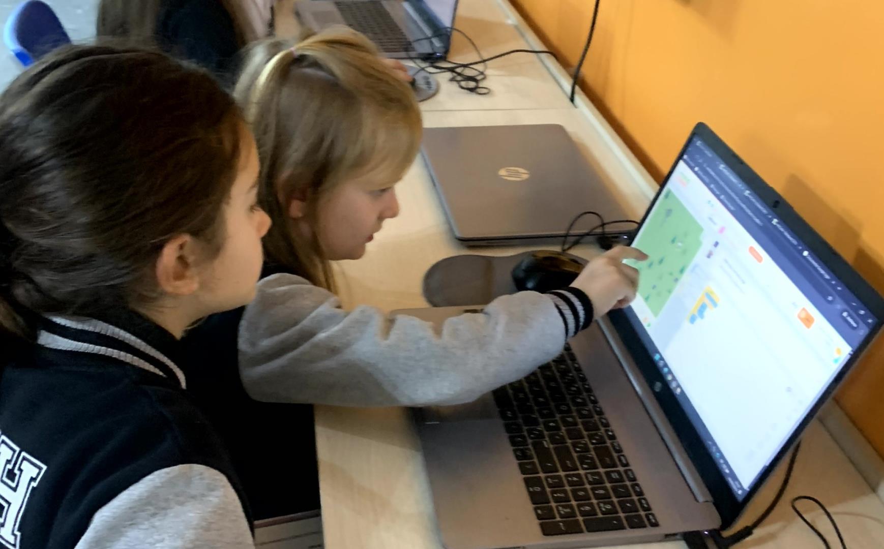 Alunos do Year 2 da Unidade Pindorama vivenciam cooperação e aprendizado em Programming Class