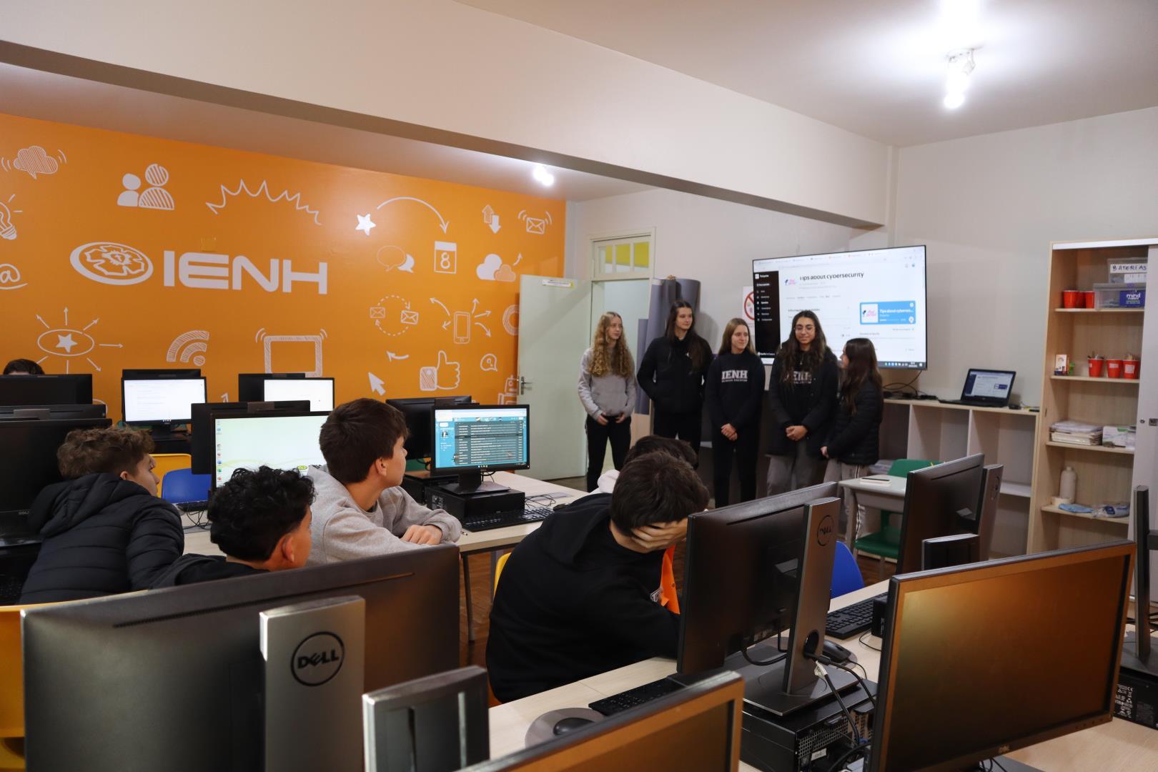 Alunos do Year 7, 8 e 9 da Unidade Fundação Evangélica apresentam podcast sobre Cibersegurança 