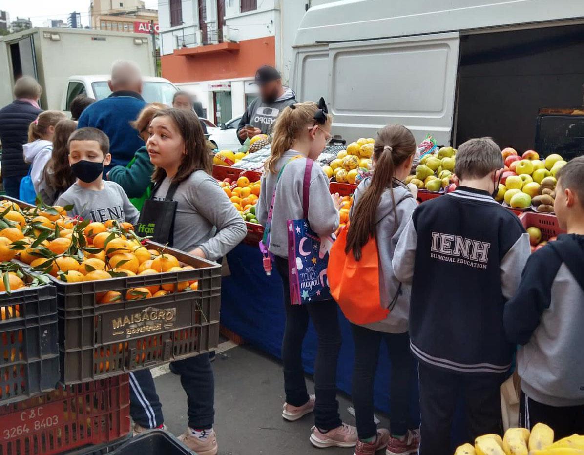 Alunos dos 3ºos anos C, D e E da Unidade Oswaldo Cruz visitam Feira do Produtor