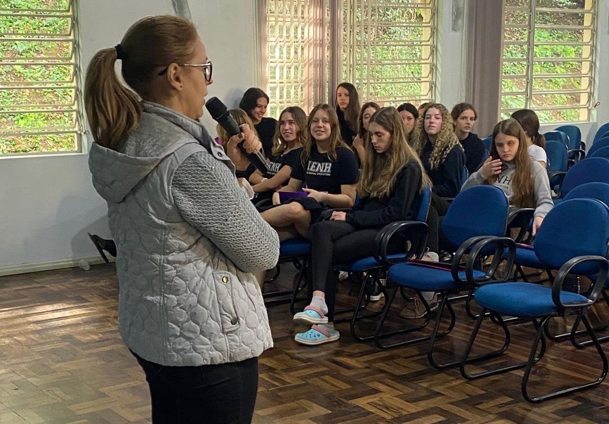 Alunos dos 9°s anos do Ensino Fundamental participam de reunião para falar sobre o Novo Ensino Médio