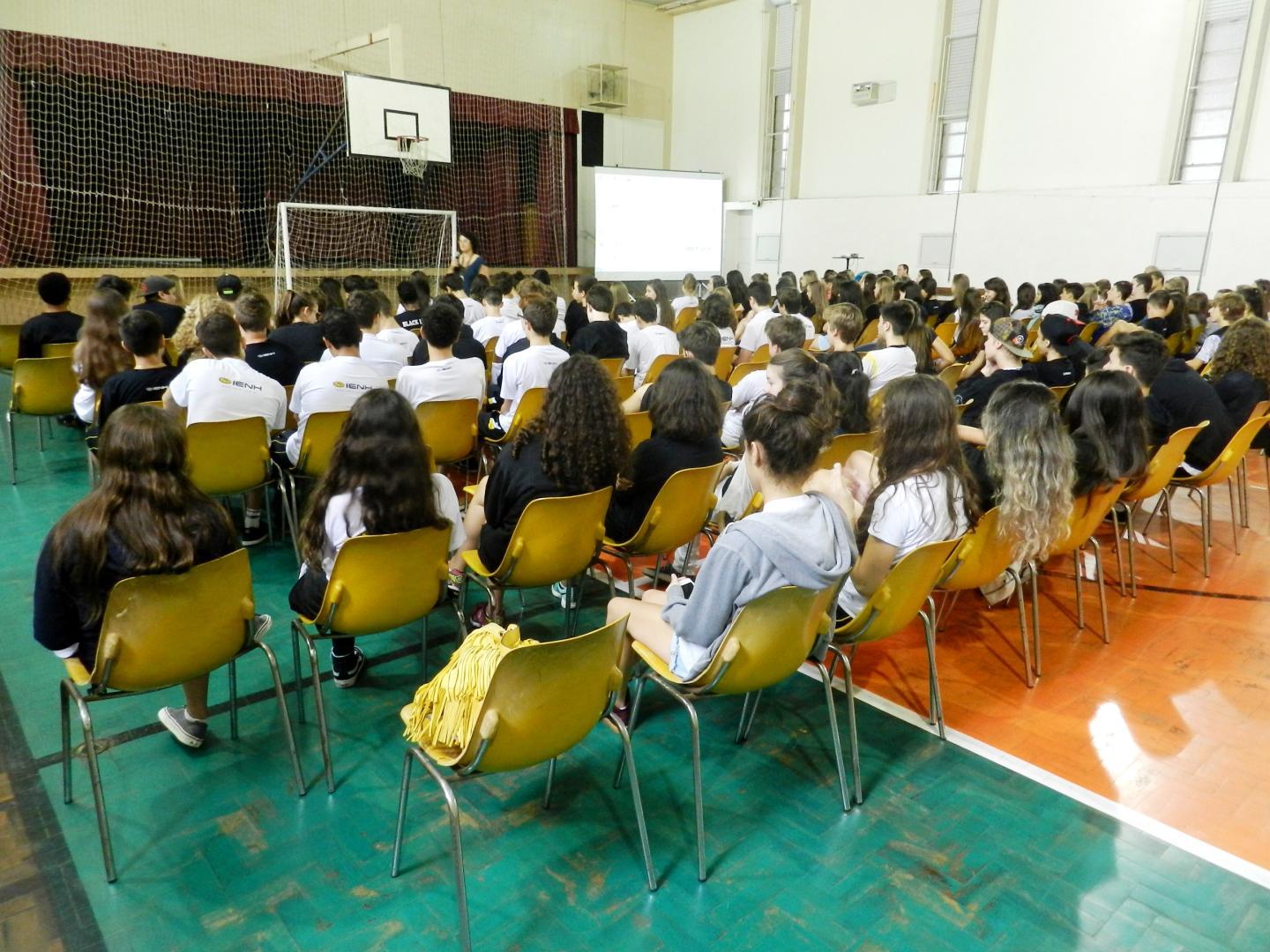 Alunos participam de Meditação de Páscoa