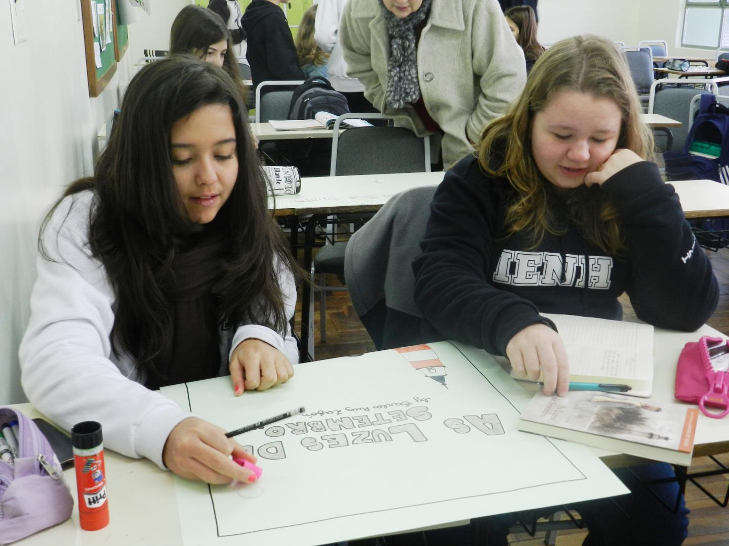 Alunos produzem fanzines a partir de leituras realizadas em aula