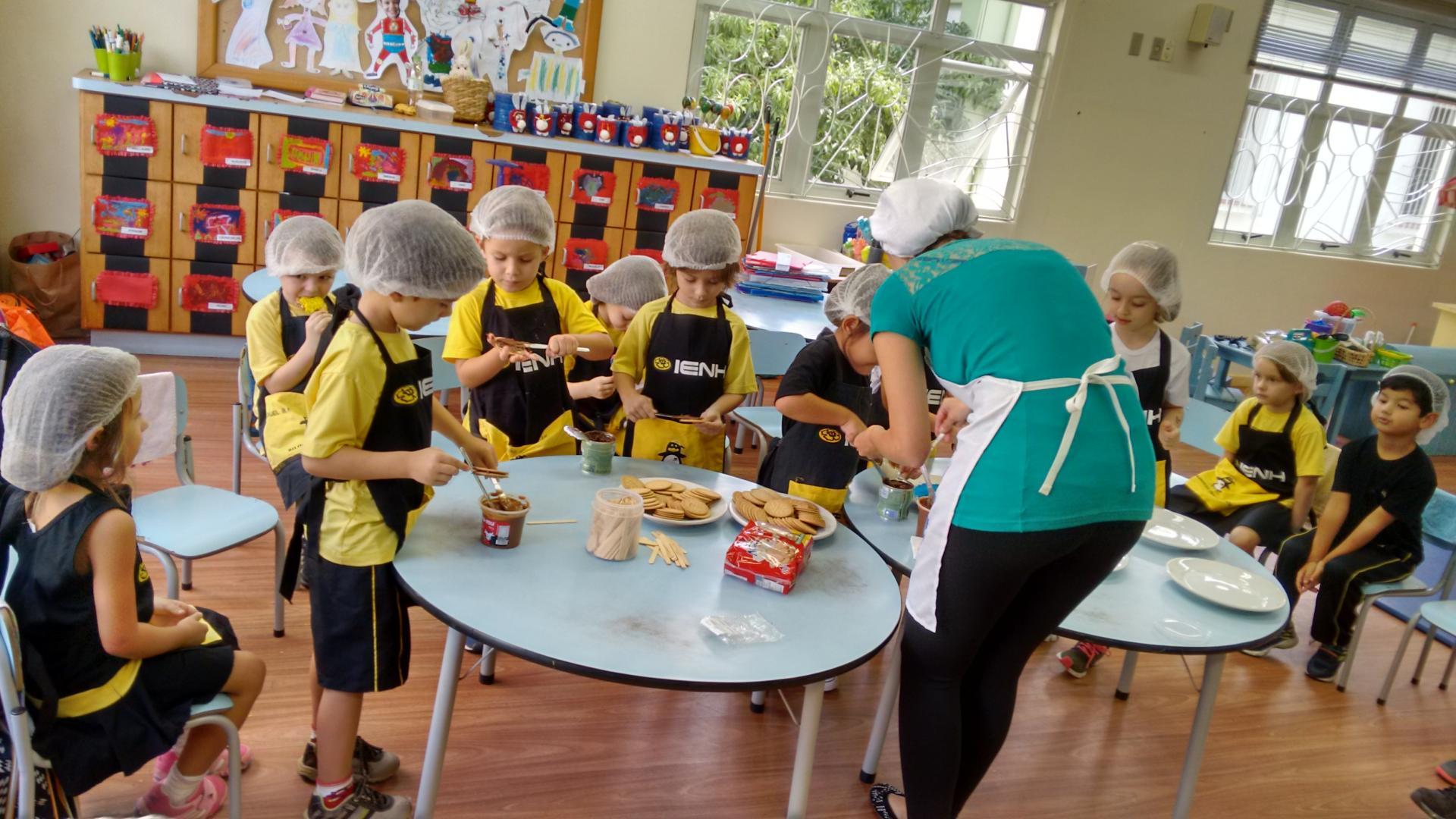 Alunos produzem pirulito de biscoito e recebem o coelho na programação especial de Páscoa