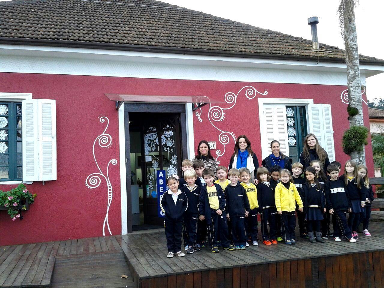 Alunos visitam o ateliê da artista Anelise Bredow e criam móbiles de argila