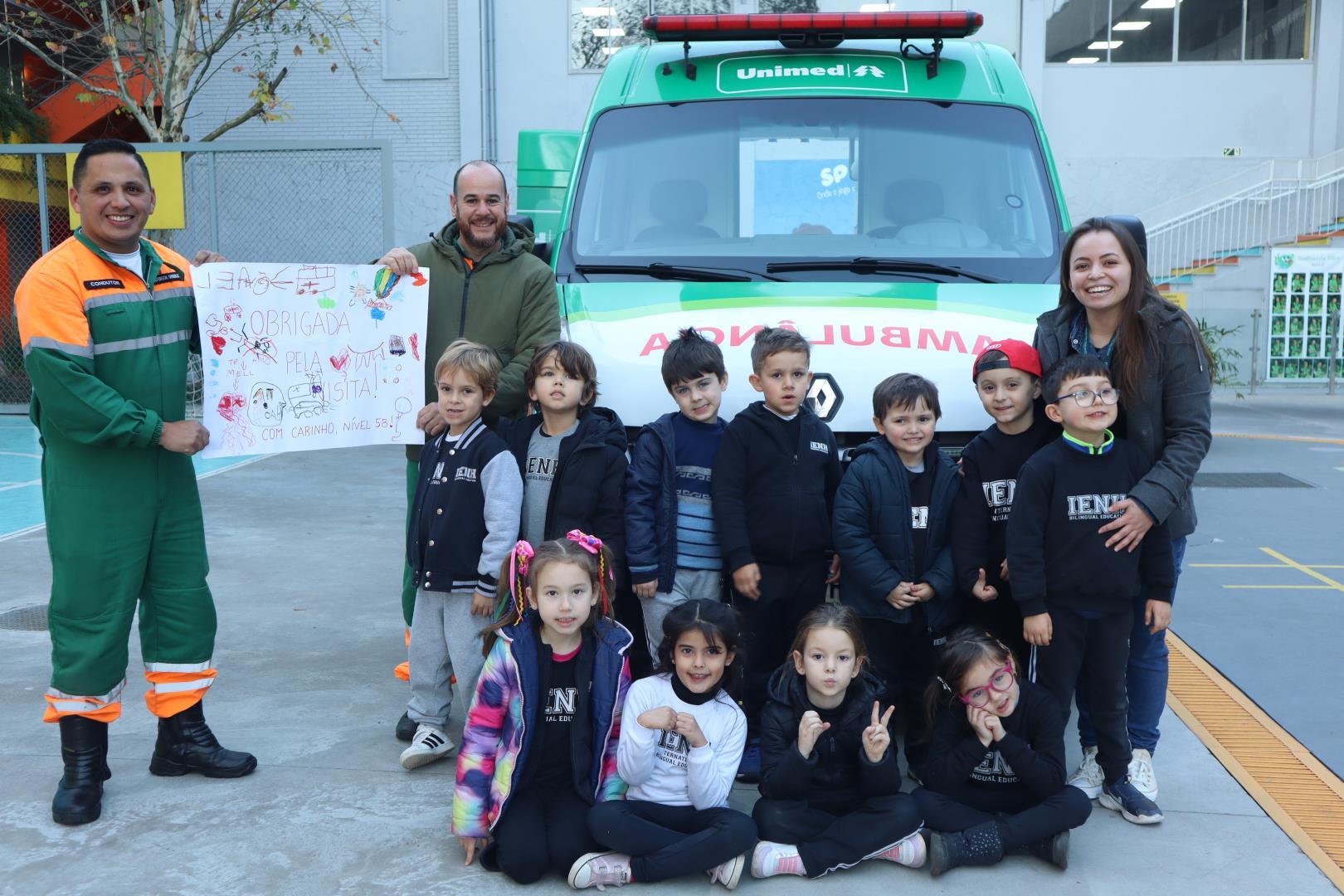Ambulância da Unimed visita o Kindergarten 5B da Unidade Oswaldo Cruz