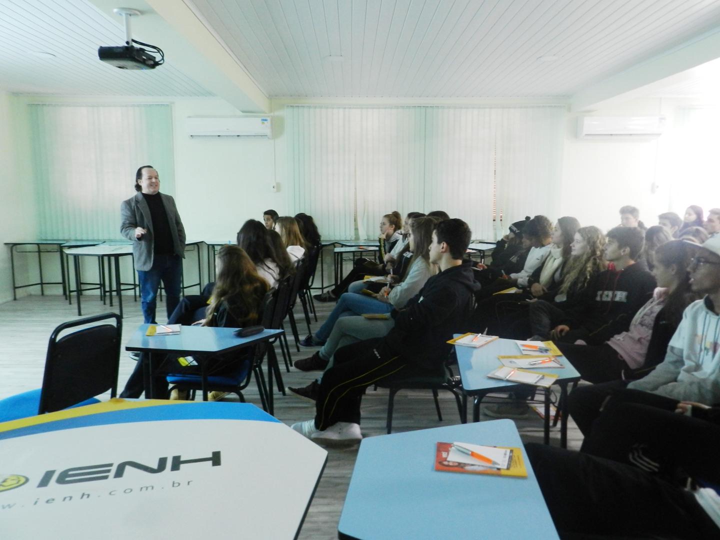 Amores e Sexualidade na Juventude é tema de palestra oferecida para os alunos do Ensino Médio