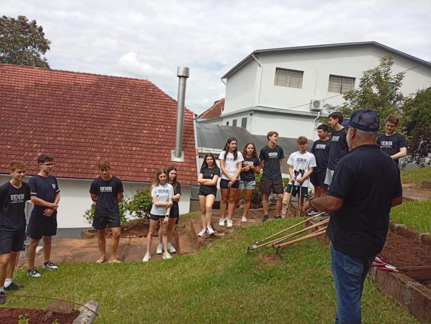 Aprendizagem na prática: estudantes exploram horta escolar na Unidade Fundação Evangélica