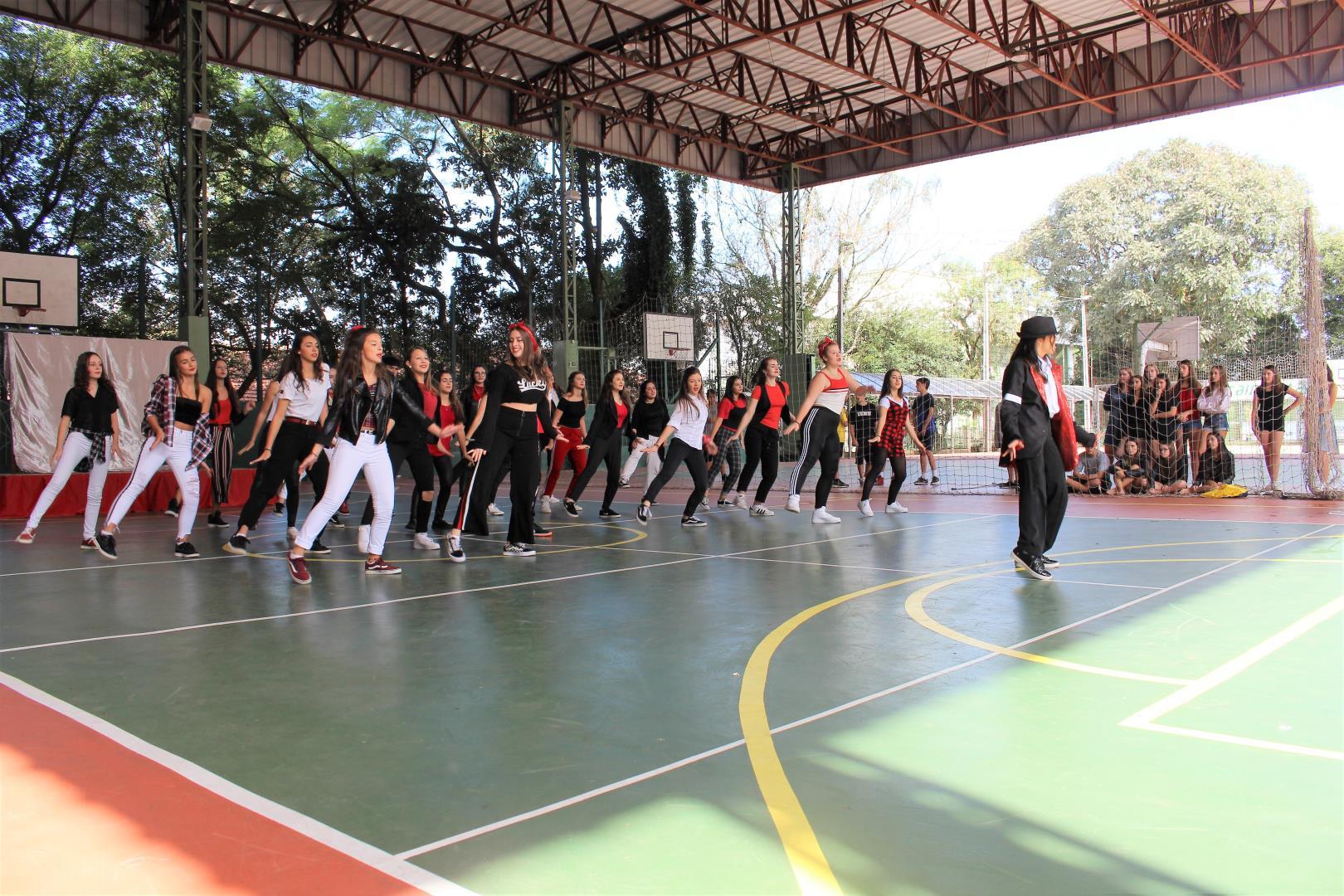 Apresentações de dança ocorrem na quadra da Unidade Fundação Evangélica