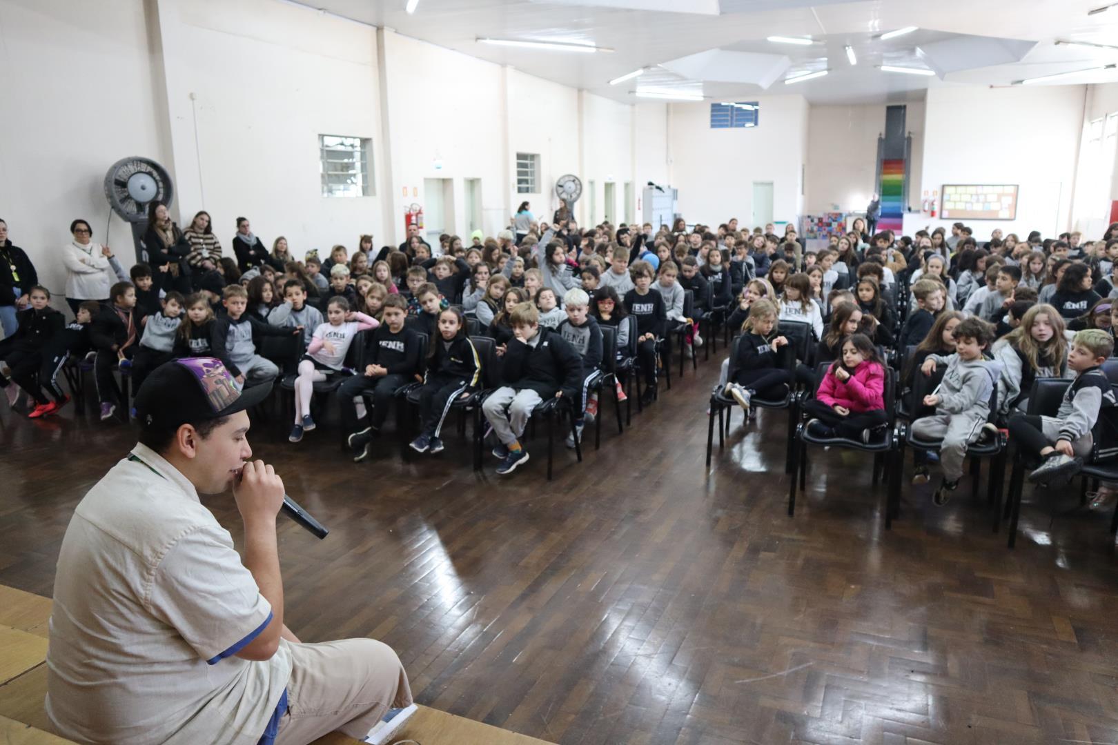 Artista Billy Ânderson visita a Unidade Oswaldo Cruz e emociona com relato de superação e talento