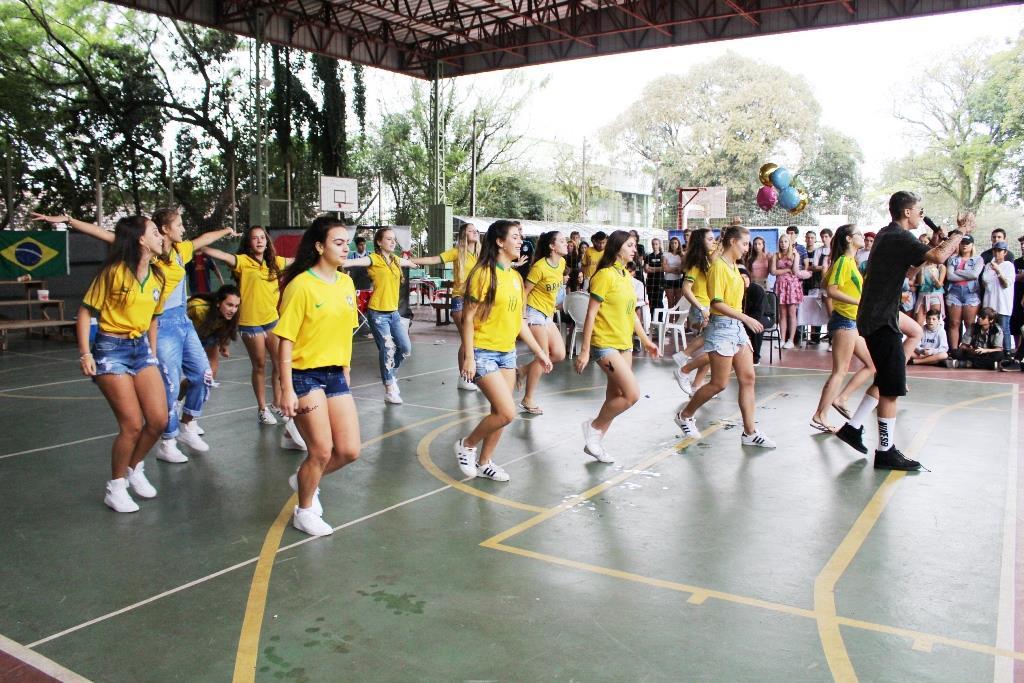 Atividade de dança é organizada pelo Grêmio Estudantil na Fundação Evangélica