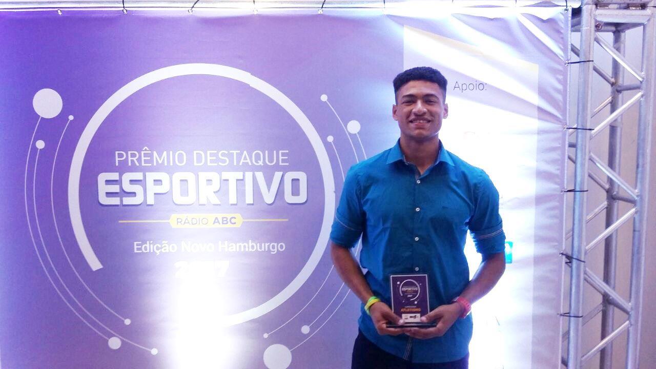 Atleta da IENH recebe Prêmio Destaque Esportivo da Rádio ABC