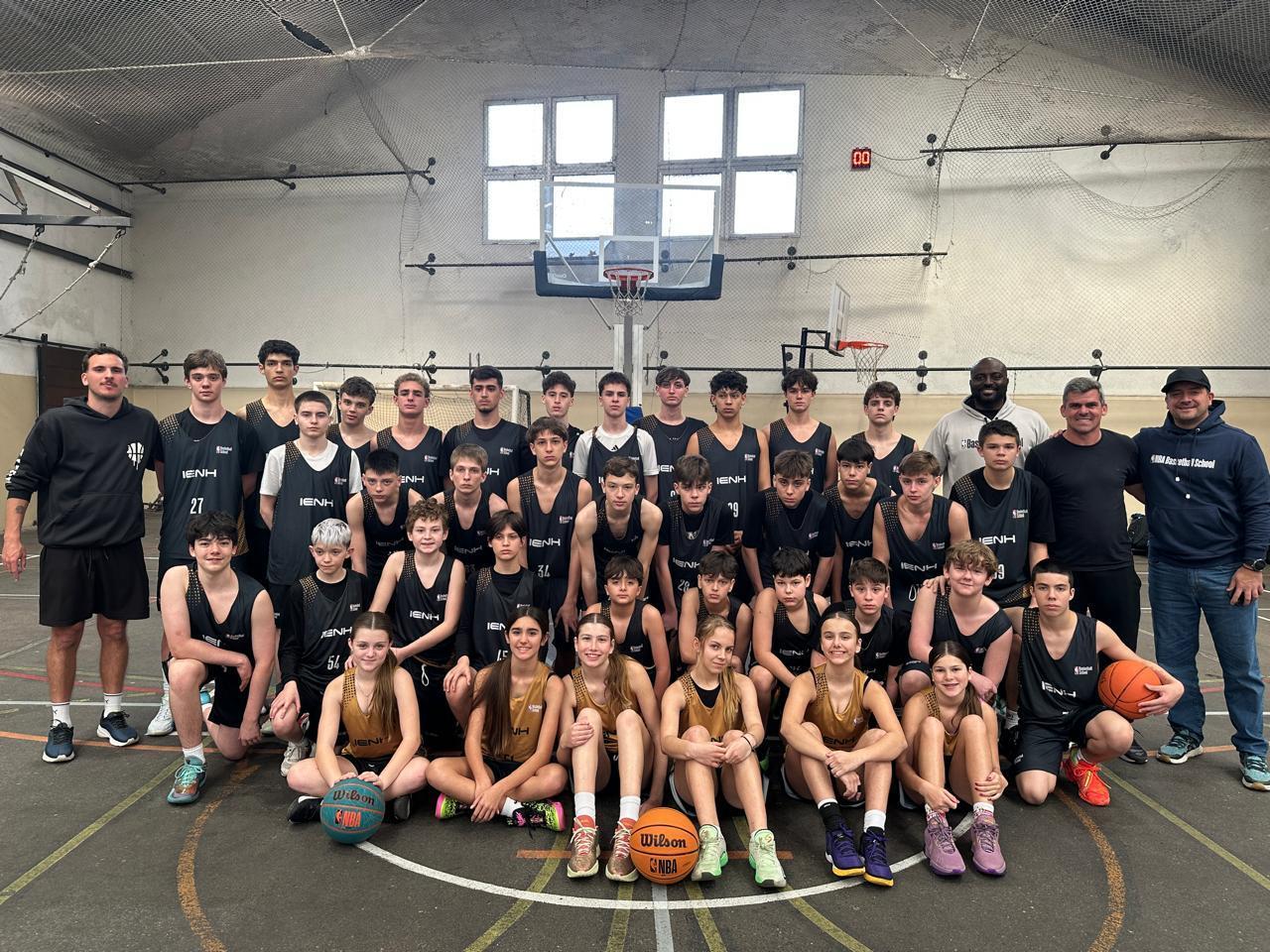 Atletas do Basquete da IENH vivem intercâmbio esportivo em Montevidéu