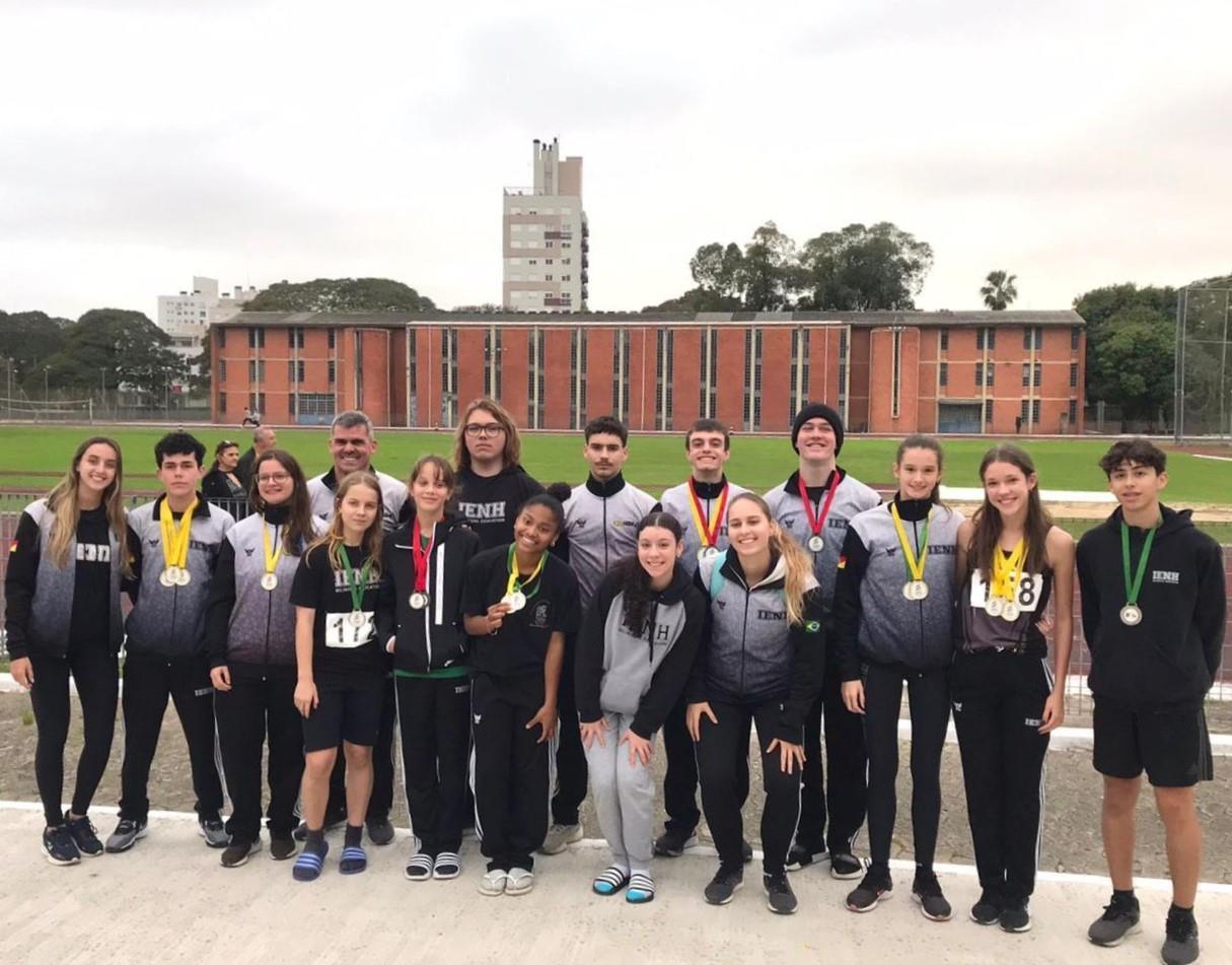 Atletismo da IENH conquista medalhas no Campeonato Escolar do Rio Grande do Sul 