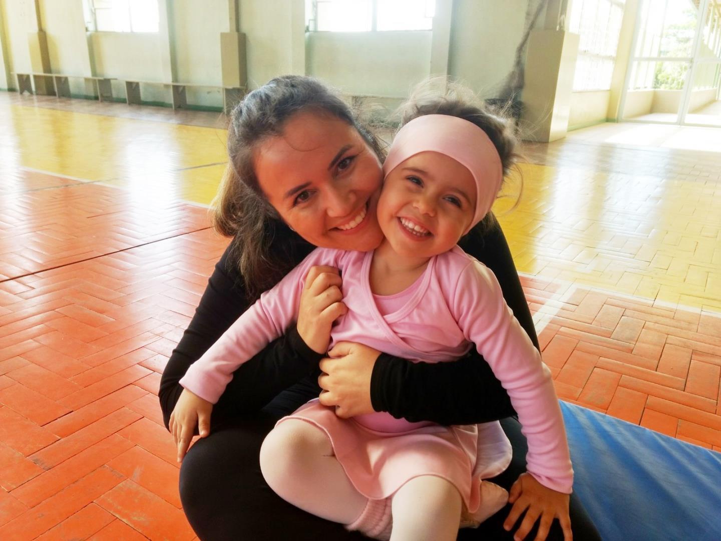 Aula de dança entre mães e filhas promove integração