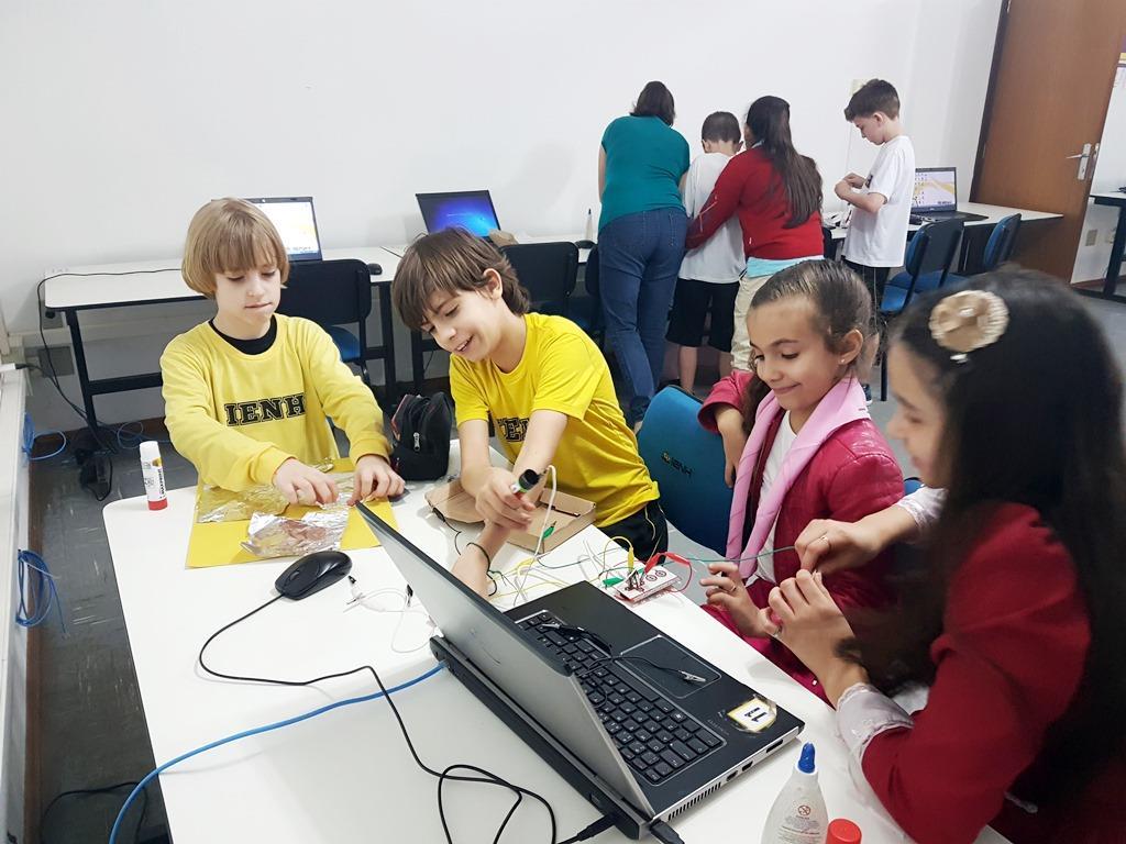 Aula de Programação em Inglês com ferramenta Makey Makey no Pindorama