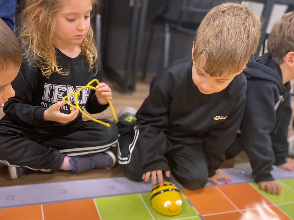 Aulas de programação na Educação Infantil da IENH ganham destaque pela interdisciplinaridade