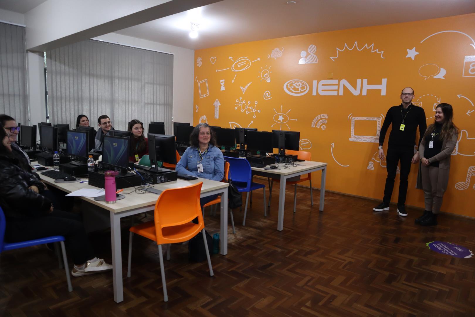 Auxiliares da IENH participam de treinamento sobre ferramentas digitais