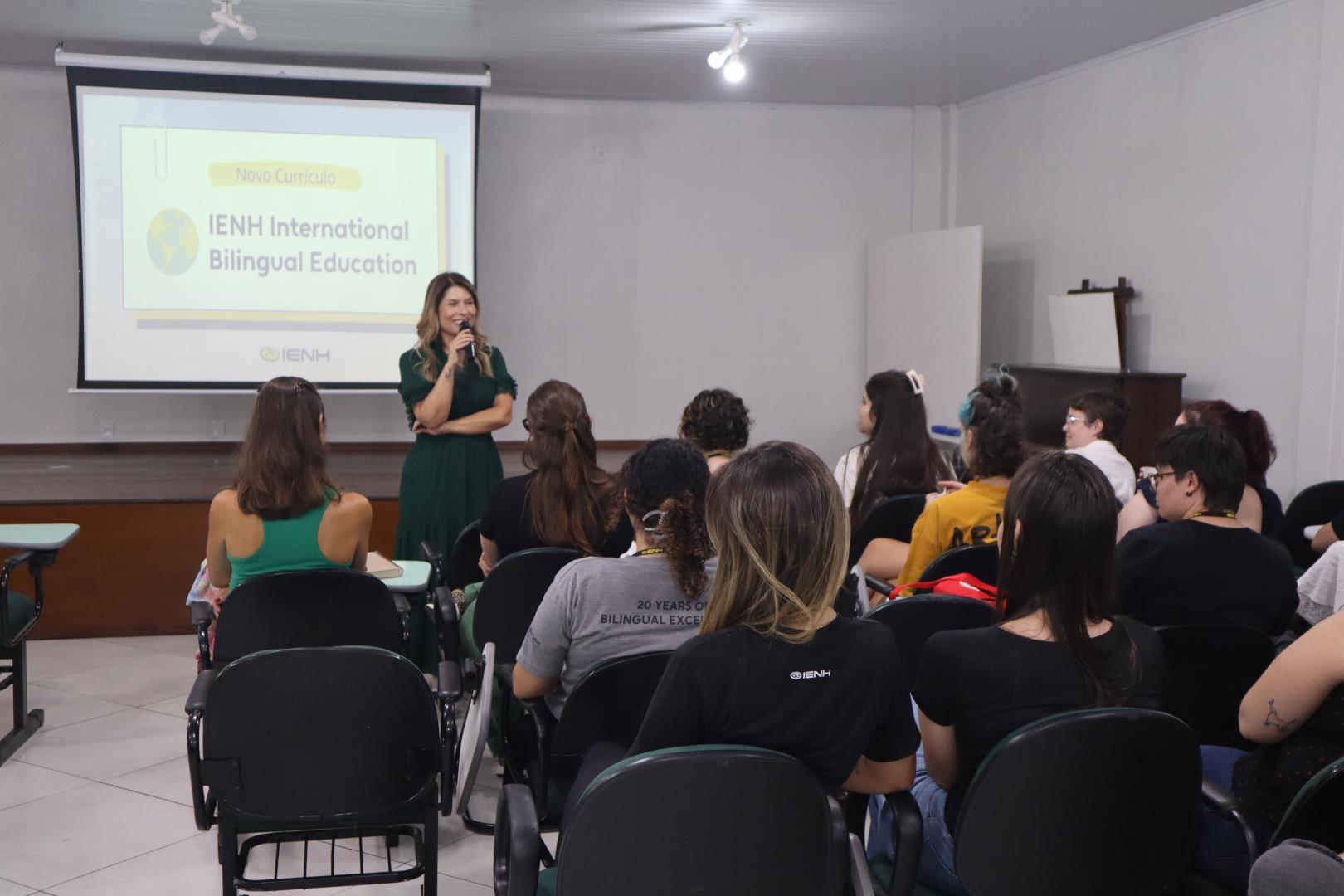 Auxiliares e professores da IENH participam de formação sobre o Currículo Internacional Bilíngue