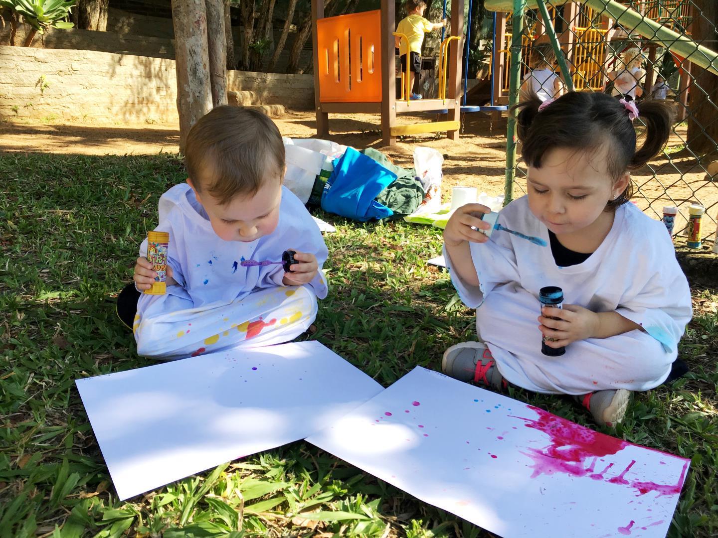 Bolhas de sabão coloridas ao ar livre: tarde ensolarada e de descoberta para Nível 3A