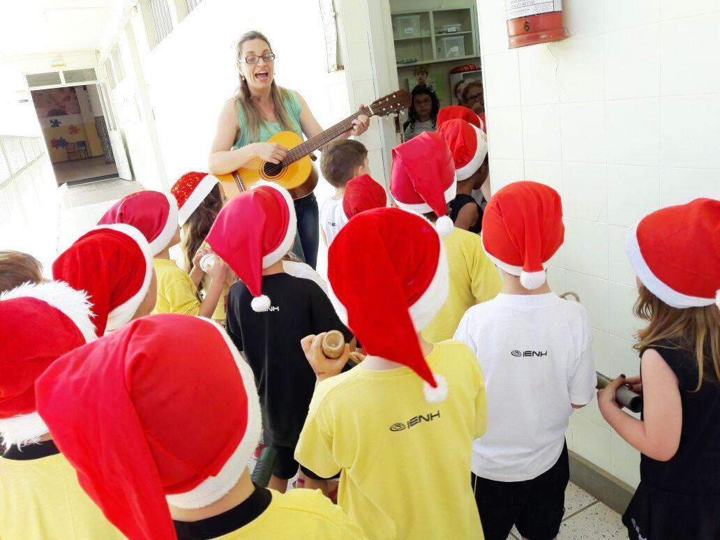 Cantando e desejando Feliz Natal na escola