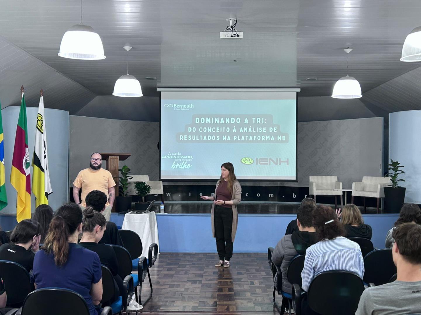 Capacitação orienta estudantes do Ensino Médio da IENH sobre a Plataforma Meu Bernoulli
